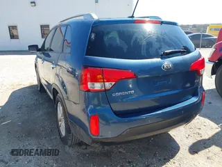 2015 Kia Sorento LX with VIN 5XYKTCA65FG611522, listed as a IAAI auction lot 41861461 with 200,615 mi miles. Bid and sale history available at carsss.com. Image 3.