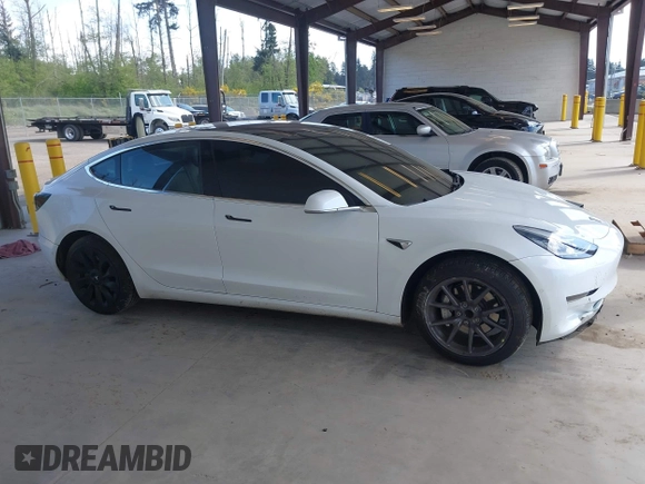 2018 Tesla Model 3 Long Range Battery z VIN 5YJ3E1EA1JF053895, wystawiony jako IAAI lot #42182178 z przebiegiem 75 356 mil mil oraz . Historia ofert i sprzedaży dostępna na DreamBid. Obrazek 14.