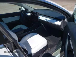 2020 Tesla Model 3 Standard Range Plus z VIN 5YJ3E1EA5LF615350, wystawiony jako IAAI lot #42194363 z przebiegiem 123 327 mil mil oraz . Historia ofert i sprzedaży dostępna na DreamBid. Obrazek 5.