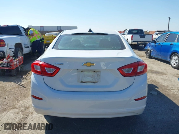 2017 Chevrolet Cruze LS z VIN 1G1BC5SM5H7156009, wystawiony jako IAAI lot #41667324 z przebiegiem 164 754 mil mil oraz . Historia ofert i sprzedaży dostępna na DreamBid. Obrazek 16.