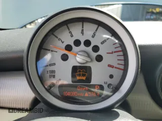 2010 MINI Hardtop z VIN WMWMF3C53ATZ63755, wystawiony jako Copart lot #49038975 z przebiegiem 104 080 mil mil oraz Szkody całkowita. Historia ofert i sprzedaży dostępna na DreamBid. Obrazek 9.