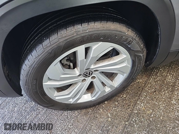 2023 Volkswagen Atlas SE z VIN 1V2HR2CA5PC526012, wystawiony jako IAAI lot #42796408 z przebiegiem 41 216 mil mil oraz . Historia ofert i sprzedaży dostępna na DreamBid. Obrazek 38.