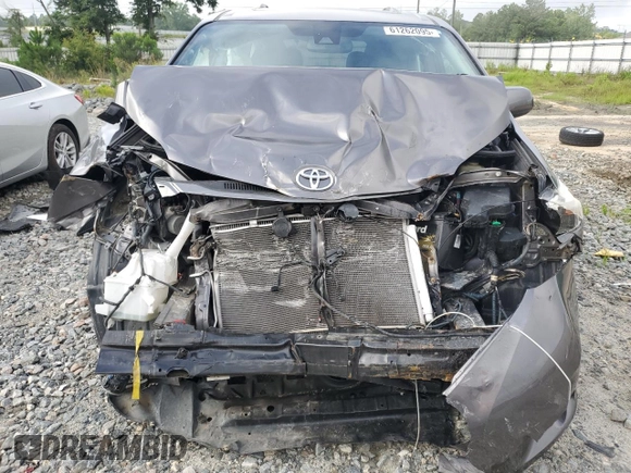 2017 Toyota Sienna XLE with VIN 5TDDZ3DC8HS179474, listed as a Copart auction lot 61262095 with Not provided miles and Salvage title. Bid and sale history available at DreamBid. Image 5.