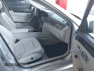 2014 Mercedes-Benz E 350 Sport z VIN WDDHF5KB2EA831973, wystawiony jako IAAI lot #41748637 z przebiegiem 153 481 mil mil oraz . Historia ofert i sprzedaży dostępna na DreamBid. Obrazek 5.