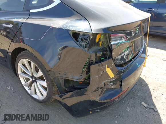 2018 Tesla Model 3 Long Range Battery z VIN 5YJ3E1EB6JF086612, wystawiony jako IAAI lot #42149440 z przebiegiem 101 170 mil mil oraz . Historia ofert i sprzedaży dostępna na DreamBid. Obrazek 6.