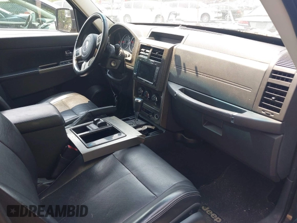 2011 Jeep Liberty Limited 70th Anniversary z VIN 1J4PN5GK9BW586132, wystawiony jako IAAI lot #42453710 z przebiegiem 130 390 mil mil oraz . Historia ofert i sprzedaży dostępna na DreamBid. Obrazek 5.