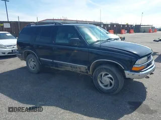 1999 Chevrolet Blazer Trailblazer z VIN 1GNDT13W2X2141740, wystawiony jako IAAI lot #42065136 z przebiegiem 188 443 mil mil oraz . Historia ofert i sprzedaży dostępna na DreamBid. Obrazek 1.