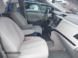 2014 Toyota Sienna LE AAS z VIN 5TDKK3DC8ES516801, wystawiony jako IAAI lot #42378994 z przebiegiem 222 929 mil mil oraz . Historia ofert i sprzedaży dostępna na DreamBid. Obrazek 5.