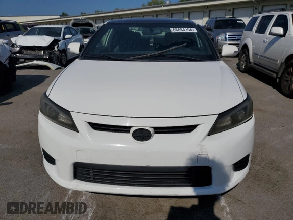 2013 Scion tC z VIN JTKJF5C73D3046010, wystawiony jako Copart lot #68684194 z przebiegiem 121 174 mil mil oraz Szkody całkowita. Historia ofert i sprzedaży dostępna na DreamBid. Obrazek 5.