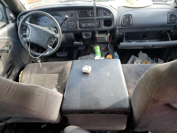 1999 Dodge 3500 z VIN 1B7MC33W7XJ610508, wystawiony jako Copart lot #75534914 z przebiegiem Nie podano mil oraz Czysty tytuł • Clean title. Historia ofert i sprzedaży dostępna na DreamBid. Obrazek 8.