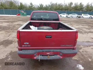 1998 Chevrolet S-10 with VIN 1GCCS144XWK264558, listed as a IAAI auction lot 41560611 with 216,629 mi miles. Bid and sale history available at carsss.com. Image 17.