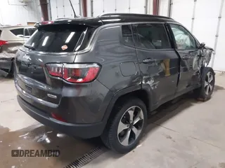 2019 Jeep Compass Latitude z VIN 3C4NJDBB3KT828901, wystawiony jako IAAI lot #41873087 z przebiegiem 49 107 mil mil oraz . Historia ofert i sprzedaży dostępna na DreamBid. Obrazek 4.