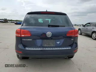 2013 Volkswagen Touareg Exec z VIN WVGEF9BP6DD013915, wystawiony jako Copart lot #55024485 z przebiegiem 238 848 mil mil oraz Szkody całkowita. Historia ofert i sprzedaży dostępna na DreamBid. Obrazek 6.