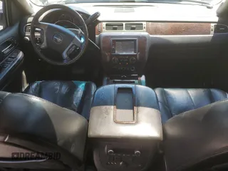 2008 GMC Sierra Denali z VIN 2GTEK638X81297881, wystawiony jako Copart lot #62998334 z przebiegiem 247 347 mil mil oraz Nie do naprawy. Historia ofert i sprzedaży dostępna na DreamBid. Obrazek 8.