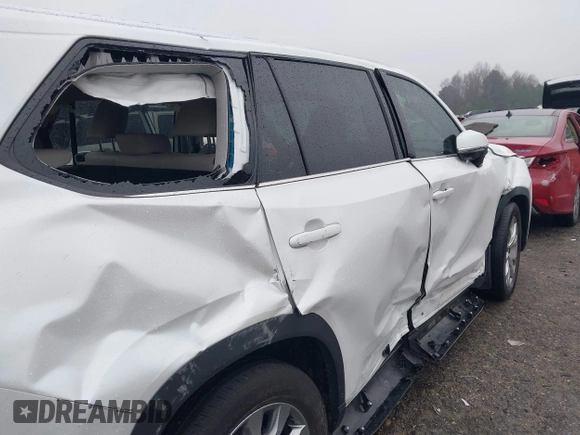 2024 Toyota Highlander XLE z VIN 5TDAAAA59RS011154, wystawiony jako IAAI lot #41243314 z przebiegiem 28 555 mil mil oraz . Historia ofert i sprzedaży dostępna na DreamBid. Obrazek 6.
