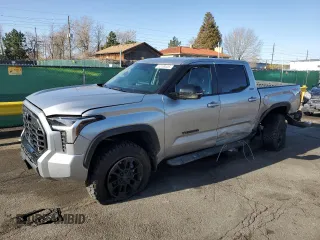 2024 Toyota Tundra Limited z VIN 5TFWA5DB0RX225314, wystawiony jako Copart lot #52109335 z przebiegiem 5 443 mil mil oraz Szkoda całkowita • Salvage title. Historia ofert i sprzedaży dostępna na DreamBid. Obrazek 1.