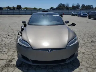 2016 Tesla Model S 90D z VIN 5YJSA1E20GF153799, wystawiony jako Copart lot #56104665 z przebiegiem 115 674 mil mil oraz Szkoda całkowita • Salvage title. Historia ofert i sprzedaży dostępna na DreamBid. Obrazek 5.