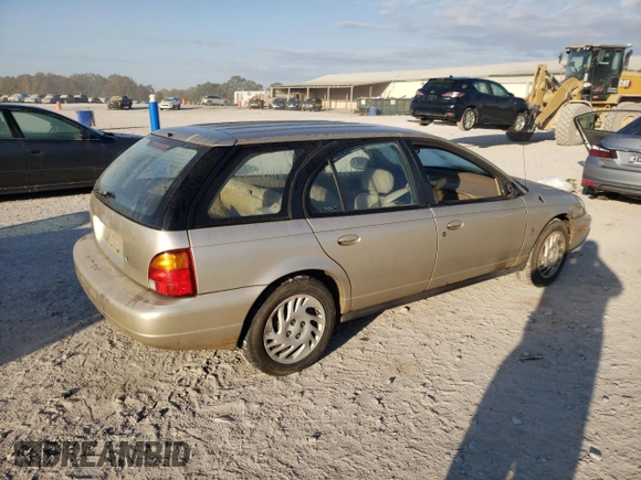 1998 Saturn SW z VIN 1G8ZK8279WZ246084, wystawiony jako Copart lot #77267514 z przebiegiem 143 224 mil mil oraz Czysty tytuł • Clean title. Historia ofert i sprzedaży dostępna na DreamBid. Obrazek 3.