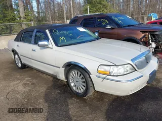 2004 Lincoln Town Car Ultimate z VIN 1LNHM83W54Y640374, wystawiony jako IAAI lot #41629767 z przebiegiem Nie podano mil oraz . Historia ofert i sprzedaży dostępna na DreamBid. Obrazek 1.