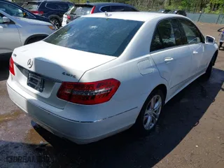 2011 Mercedes-Benz E-Class E 350 Luxury with VIN WDDHF8HB4BA466104, listed as a IAAI auction lot 41957839 with 175,096 mi miles. Bid and sale history available at carsss.com. Image 4.