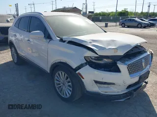 2019 Lincoln MKC Standard z VIN 5LMCJ1C94KUL23207, wystawiony jako IAAI lot #41992766 z przebiegiem 44 016 mil mil oraz . Historia ofert i sprzedaży dostępna na DreamBid. Obrazek 1.