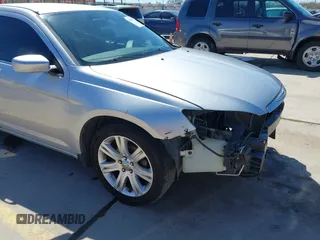 2012 Chrysler 200 Touring z VIN 1C3CCBBB1CN206356, wystawiony jako IAAI lot #41599679 z przebiegiem 286 239 mil mil oraz . Historia ofert i sprzedaży dostępna na DreamBid. Obrazek 18.