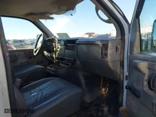 2004 Chevrolet Express Cargo Van with VIN 1GCFG15TX41101349, listed as a IAAI auction lot 41263311 with 262,276 mi miles. Bid and sale history available at carsss.com. Image 5.