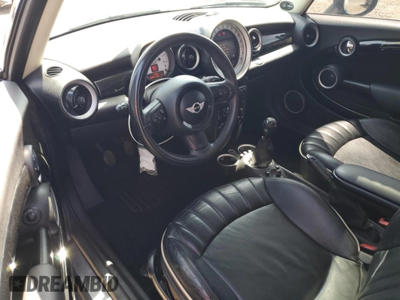 2012 MINI Hardtop z VIN WMWSU3C5XCT368997, wystawiony jako Copart lot #54622735 z przebiegiem 104 261 mil mil oraz Szkoda całkowita • Salvage title. Historia ofert i sprzedaży dostępna na DreamBid. Obrazek 8.
