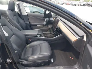 2018 Tesla Model 3 Long Range Battery z VIN 5YJ3E1EB3JF178812, wystawiony jako IAAI lot #42124838 z przebiegiem 124 229 mil mil oraz . Historia ofert i sprzedaży dostępna na DreamBid. Obrazek 5.