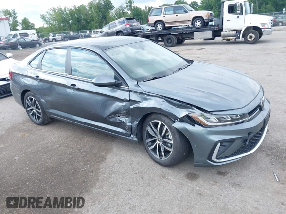 2025 Volkswagen Jetta SE с VIN 3VW7X7BU6SM085202, выставлен на аукционе IAAI как лот 42767432 с пробегом 1 009 миль миль и . История ставок и продаж доступна на DreamBid. Изображение 1.