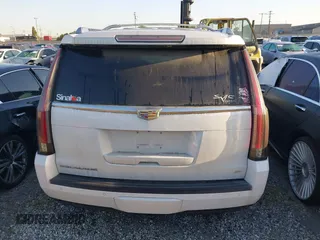 2016 Cadillac Escalade Platinum z VIN 1GYS4DKJ6GR290318, wystawiony jako IAAI lot #40090625 z przebiegiem Nie podano mil oraz . Historia ofert i sprzedaży dostępna na DreamBid. Obrazek 16.