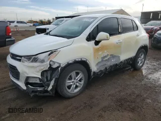2021 Chevrolet Trax LS z VIN KL7CJKSB1MB312761, wystawiony jako Copart lot #51279365 z przebiegiem 63 098 mil mil oraz Szkoda całkowita • Salvage title. Historia ofert i sprzedaży dostępna na DreamBid. Obrazek 1.