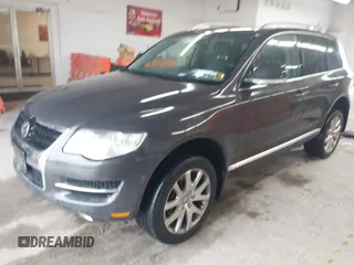 2010 Volkswagen Touareg VR6 z VIN WVGBF7A91AD002407, wystawiony jako IAAI lot #42369975 z przebiegiem 95 504 mil mil oraz . Historia ofert i sprzedaży dostępna na DreamBid. Obrazek 2.