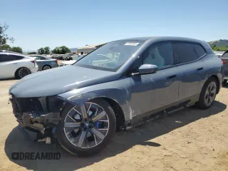 2023 BMW iX xDrive50 z VIN WB523CF03PCM80435, wystawiony jako Copart lot #57609955 z przebiegiem 32 845 mil mil oraz Szkoda całkowita • Salvage title. Historia ofert i sprzedaży dostępna na DreamBid. Obrazek 1.