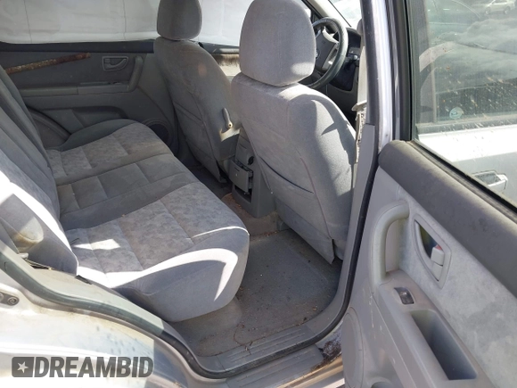 2004 Kia Sorento LX with VIN KNDJC733845275473, listed as a IAAI auction lot 40746072 with 231,936 mi miles. Bid and sale history available at carsss.com. Image 8.