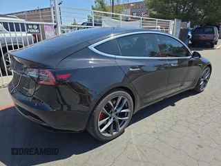 2018 Tesla Model 3 Long Range Battery z VIN 5YJ3E1EB8JF070461, wystawiony jako Copart lot #58379905 z przebiegiem 49 178 mil mil oraz Tytuł czysty. Historia ofert i sprzedaży dostępna na DreamBid. Obrazek 4.