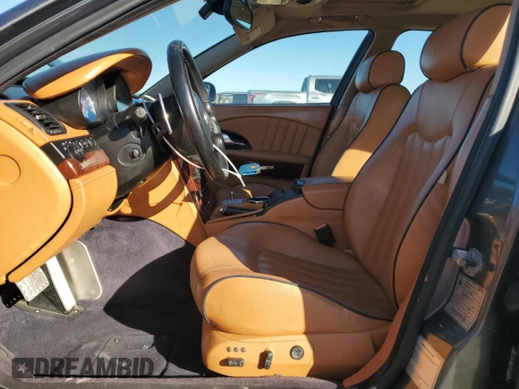 2006 Maserati Quattroporte z VIN ZAMCE39A860026491, wystawiony jako Copart lot #43785435 z przebiegiem 65 168 mil mil oraz Czysty tytuł • Clean title. Historia ofert i sprzedaży dostępna na DreamBid. Obrazek 7.