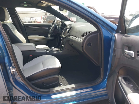 2020 Chrysler 300 S z VIN 2C3CCABG7LH188735, wystawiony jako IAAI lot #42051069 z przebiegiem 83 536 mil mil oraz . Historia ofert i sprzedaży dostępna na DreamBid. Obrazek 5.