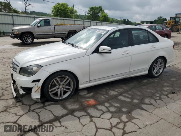 2013 Mercedes-Benz C 300 Sport z VIN WDDGF8AB3DA788872, wystawiony jako Copart lot #56325655 z przebiegiem 173 183 mil mil oraz Szkoda całkowita • Salvage title. Historia ofert i sprzedaży dostępna na DreamBid. Obrazek 1.