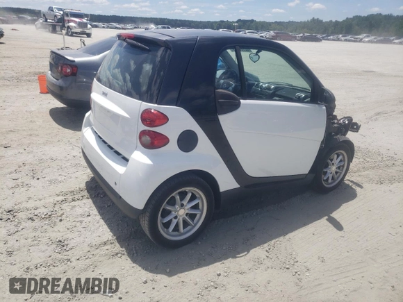 2010 Smart fortwo Pure z VIN WMEEJ3BA4AK342214, wystawiony jako Copart lot #62726614 z przebiegiem 110 472 mil mil oraz Szkoda całkowita • Salvage title. Historia ofert i sprzedaży dostępna na DreamBid. Obrazek 3.