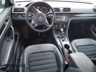 2015 Volkswagen Passat SEL Premium z VIN 1VWCV7A3XFC061831, wystawiony jako Copart lot #58438375 z przebiegiem 99 126 mil mil oraz Szkoda całkowita • Salvage title. Historia ofert i sprzedaży dostępna na DreamBid. Obrazek 8.