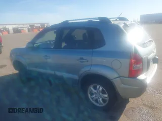 2007 Hyundai Tucson SE with VIN KM8JN72D47U591043, listed as a IAAI auction lot 41516429 with 111,902 mi miles and . Bid and sale history available at DreamBid. Image 3.