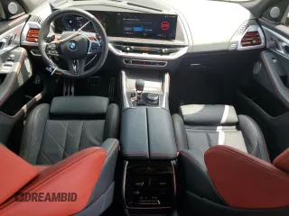 2024 BMW XM Label Red z VIN 5YM33CS0XR9V04672, wystawiony jako Copart lot #52006084 z przebiegiem 5107 mil mil oraz Szkody całkowita. Historia ofert i sprzedaży dostępna na DreamBid. Obrazek 8.