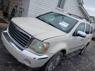2007 Chrysler Aspen Limited z VIN 1A8HW58207F548245, wystawiony jako IAAI lot #41863028 z przebiegiem 212 475 mil mil oraz . Historia ofert i sprzedaży dostępna na DreamBid. Obrazek 2.
