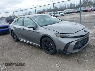 2025 Toyota Camry LE z VIN 4T1DBADK5SU510042, wystawiony jako IAAI lot #41834173 z przebiegiem 6 975 mil mil oraz . Historia ofert i sprzedaży dostępna na DreamBid. Obrazek 1.