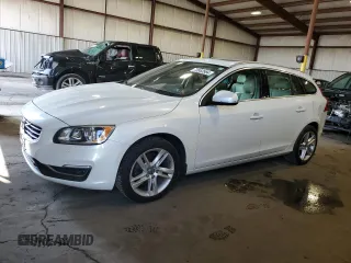2015 Volvo V60 z VIN YV126MEC0F1205624, wystawiony jako Copart lot #70863984 z przebiegiem 128 952 mil mil oraz Szkody całkowita. Historia ofert i sprzedaży dostępna na DreamBid. Obrazek 1.