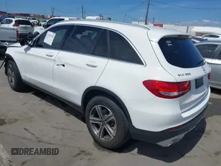 2019 Mercedes-Benz GLC 300 z VIN WDC0G4JB4KV186998, wystawiony jako IAAI lot #41932159 z przebiegiem 62 780 mil mil oraz . Historia ofert i sprzedaży dostępna na DreamBid. Obrazek 3.