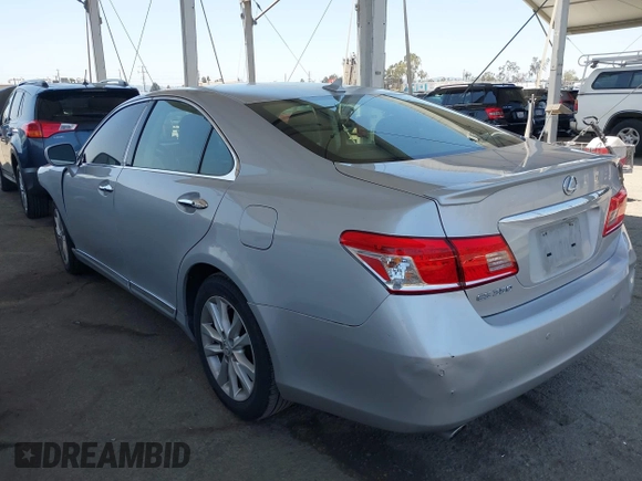 2012 Lexus ES 330 z VIN JTHBK1EGXC2495247, wystawiony jako IAAI lot #42398001 z przebiegiem 135 058 mil mil oraz . Historia ofert i sprzedaży dostępna na DreamBid. Obrazek 3.