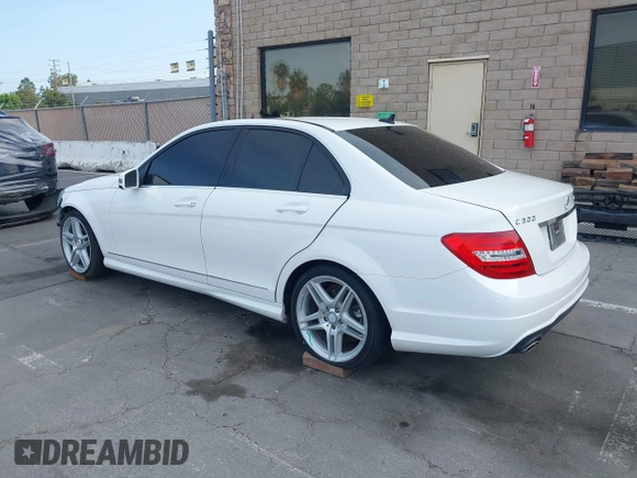2013 Mercedes-Benz C 300 Sport z VIN WDDGF8AB0DA779904, wystawiony jako IAAI lot #42278212 z przebiegiem 156 354 mil mil oraz . Historia ofert i sprzedaży dostępna na DreamBid. Obrazek 3.