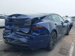 2022 Tesla Model S z VIN 5YJSA1E55NF493604, wystawiony jako IAAI lot #42503731 z przebiegiem 37 961 mil mil oraz . Historia ofert i sprzedaży dostępna na DreamBid. Obrazek 4.